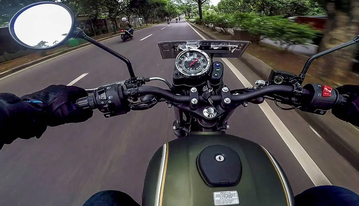 VLOG : Menerjang macetnya Jakarta nunggang Kawasaki W175 ! Kupas tuntasssss