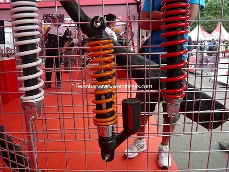 P1150041 Showa rilis shockbraker warna-warni untuk motor Honda