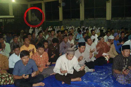Waladalah… — puasa-puasa koq ada pocong nongol yak???
