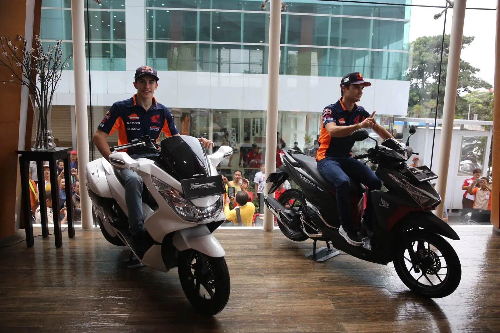 Marquez dan Pedrosa tiba di Jakarta… — tour dealer dan pabrik