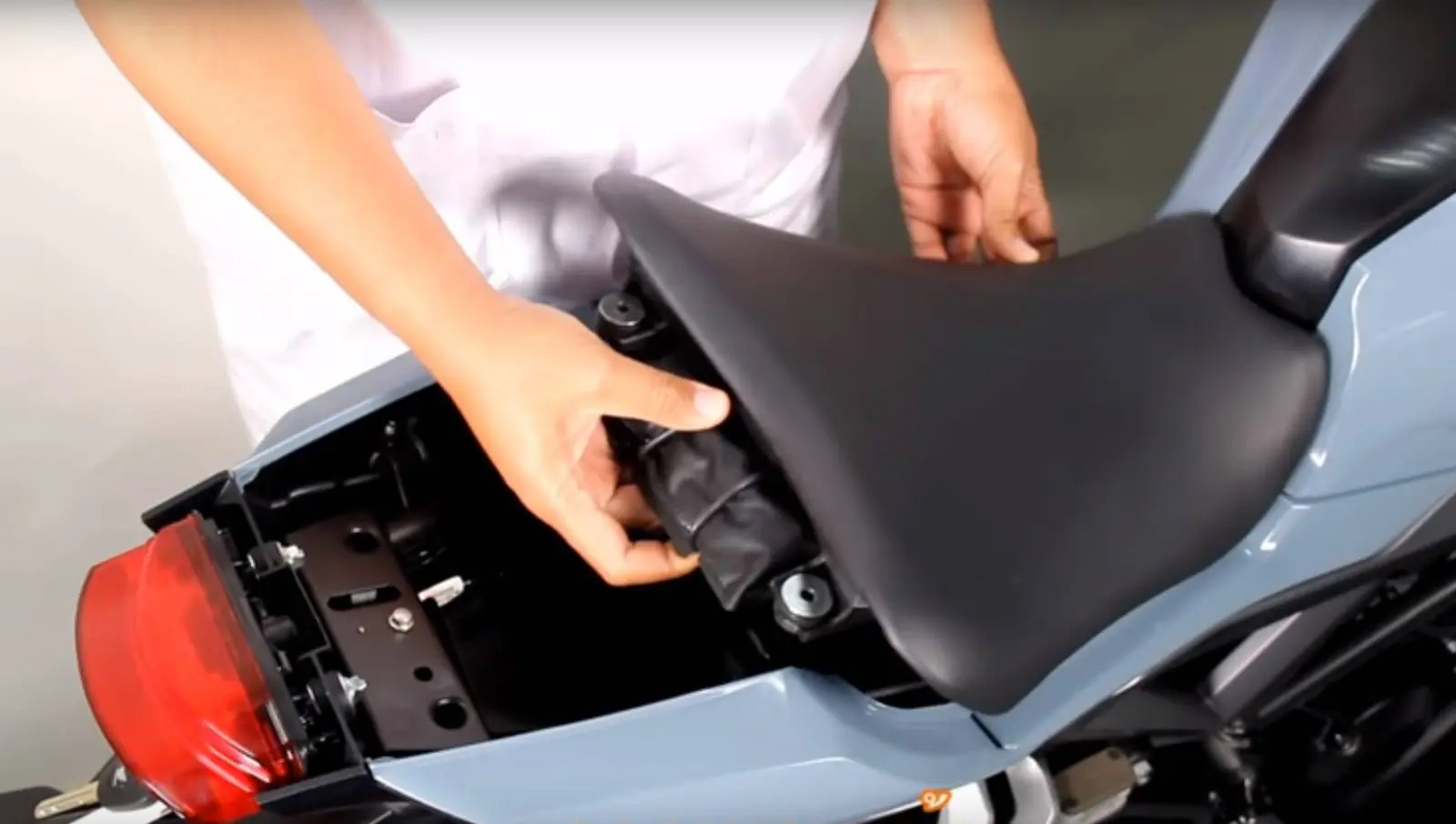 Membongkar Body Honda CB150R Thailand, Aki jebule dibawah tanki