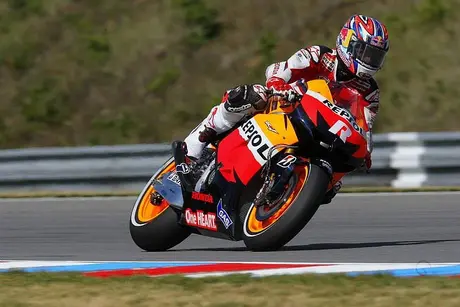 ” Hampir disemua tikungan dipaksa banyak ngerem”….ujar Jonathan Rea pasca jajal Honda RC213V