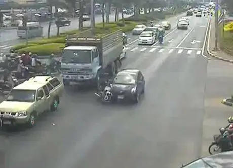 Biker dihantam mobil… — mules euy ngeliatnya