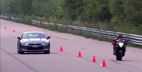 Suzuki GSX1300r vs Nissan Skyline GTR….menarik juga nih