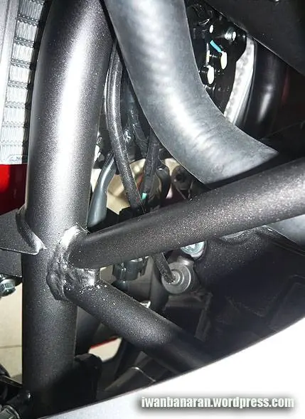P1110264 Menjamah dan mengelus CBR250r……