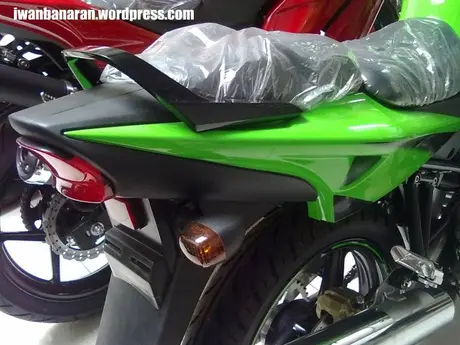 Woro-worooo…Ninja 150rr facelift sudah ada didealer Kawasaki!…