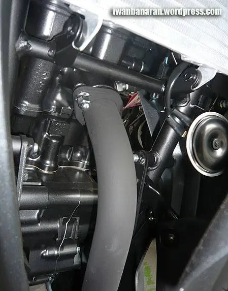 P1110240 Menjamah dan mengelus CBR250r……