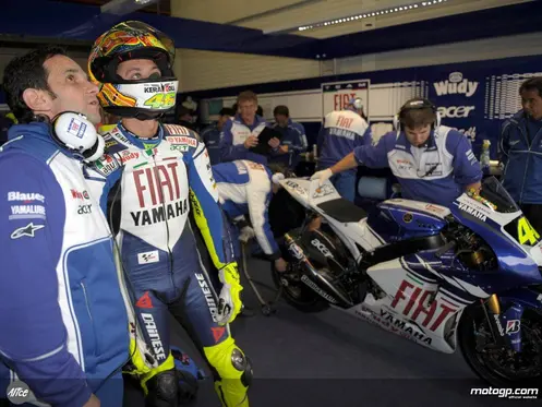 n441678_213596_Valentino+Rossi+and+Davide+Brivio+in+the+Fiat+Yamaha+box-1280x960-mar31.jpg._original.original Davide Brivio hengkang dari Yamaha — ?? walah ono opo to karo Yamaha ki — ??