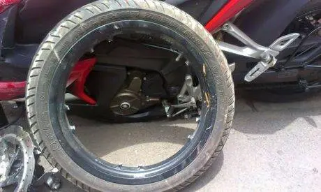 Bajaj-Pulsar-RS-200-broken-alloy-wheel-5