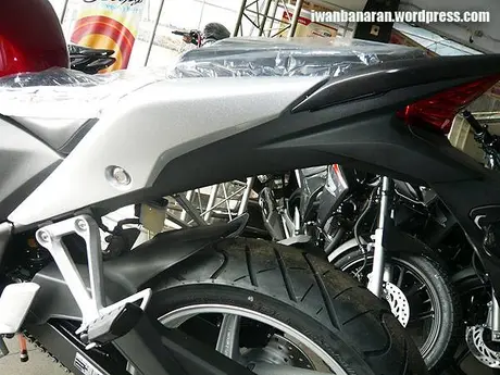 P1110249 Menjamah dan mengelus CBR250r……