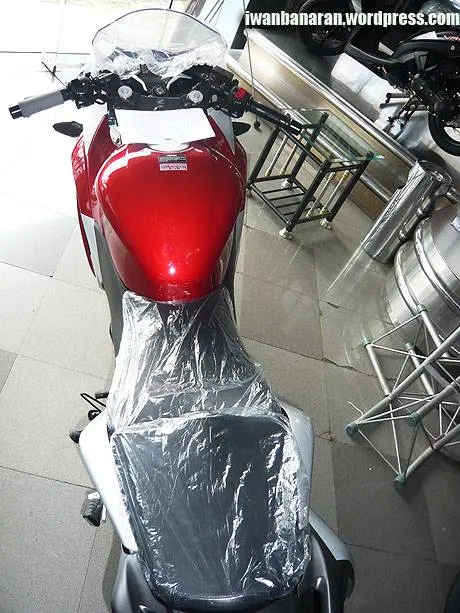 P1110257 Menjamah dan mengelus CBR250r……