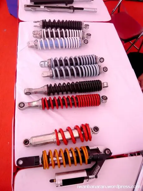 P1150039 Showa rilis shockbraker warna-warni untuk motor Honda