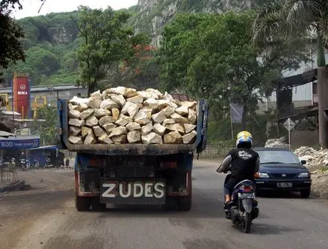pantatruk Hehhh!…kau anggap apa nyawa biker nih!….