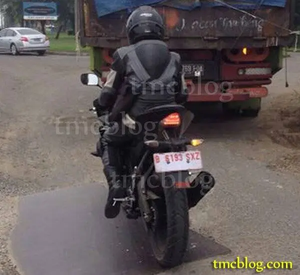 r15_spyshot2.jpg image