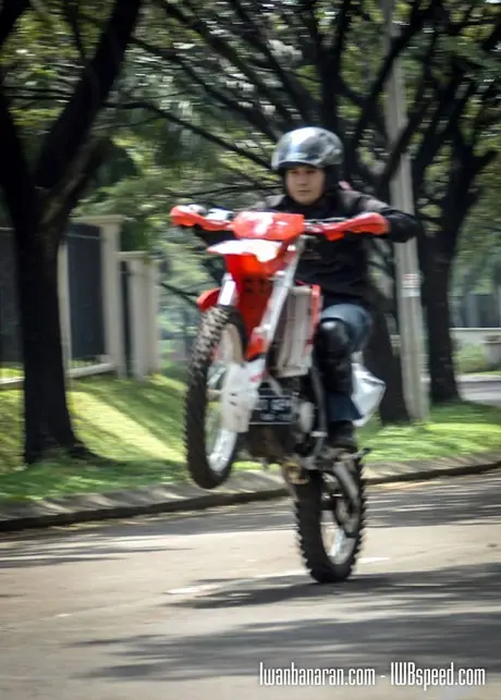 CrossX250SE wheelie