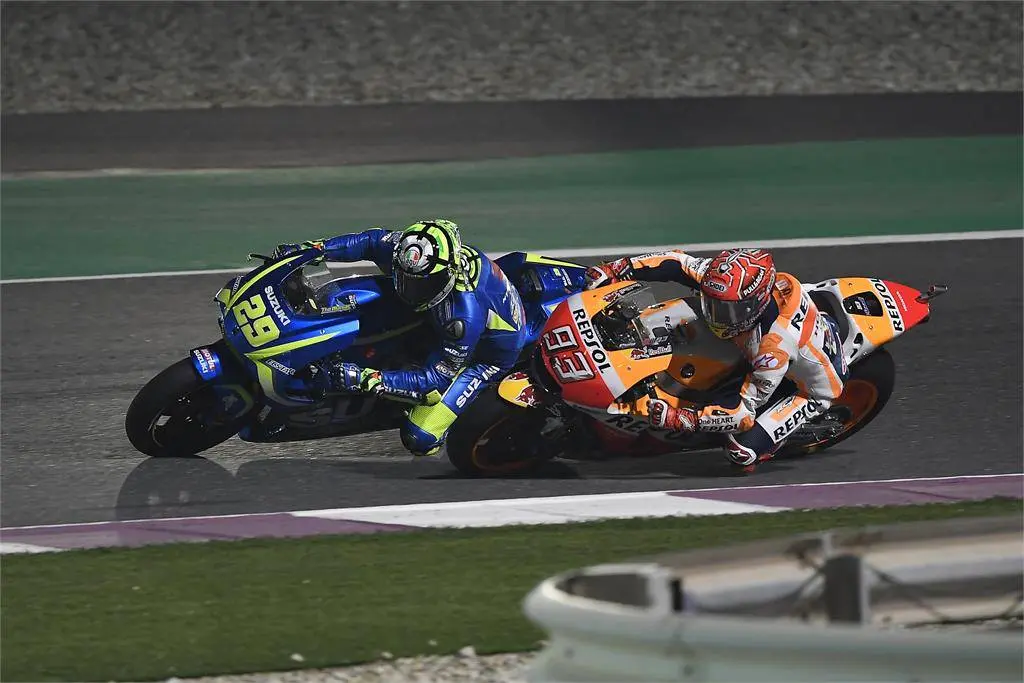 Review Qatar 2017 : Crash nyenggol Marc, Iannone terkejut dengan kecepatan GSX-RR ditikungan !…
