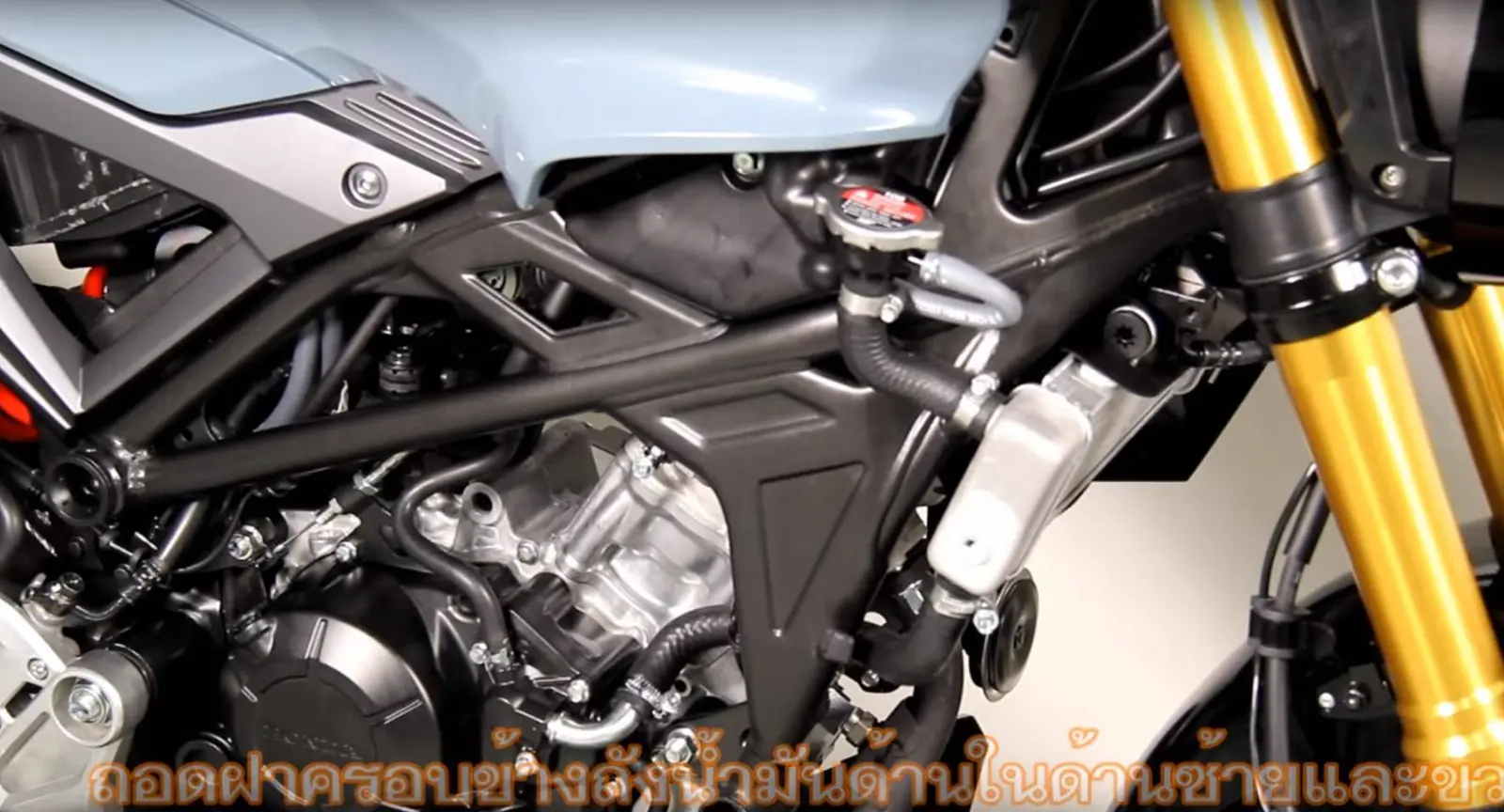 Membongkar Body Honda CB150R Thailand, Aki jebule dibawah tanki