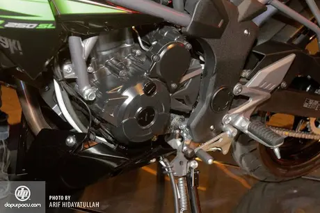 Kawasaki_Z_250_SL_016
