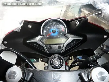 P1110258 Menjamah dan mengelus CBR250r……