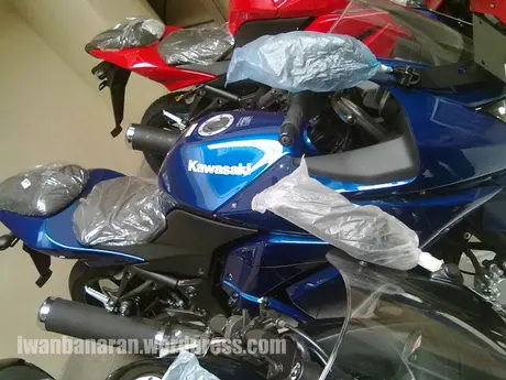 Varian warna baru Kawasaki Ninja 250r….keren juga