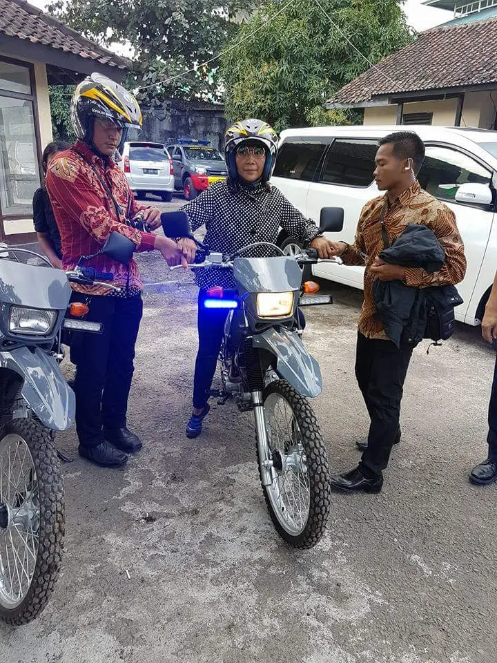 Gaya ibu menteri nunggang trail Suzuki DR200 diLombok……edan ora canggung blas cak