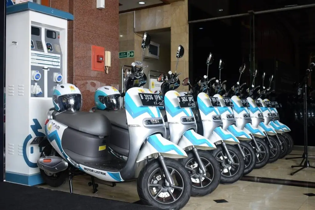 Viar serahkan 60 unit motor listrik Q1 ke PLN sebagai kendaraan operasional