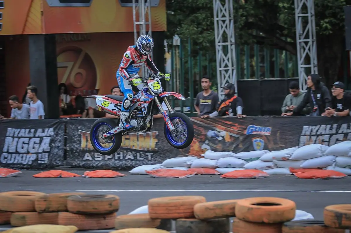 Balapan Dramatis, Doni Tata Akhirnya Raih Podium Juara di Sesi Moto 2