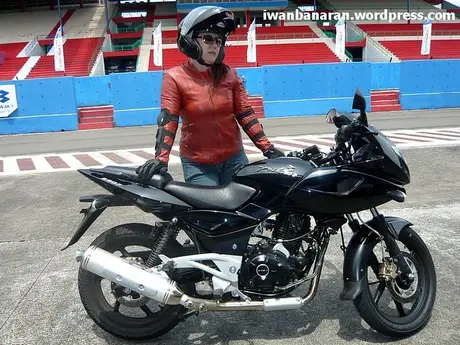 Lady biker penjinak jalanan ibu kota. Rossi aja putus mzbro!…