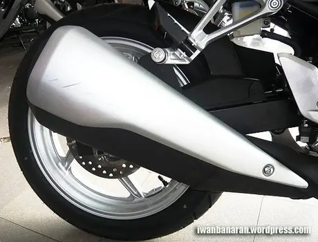 P1110272 Menjamah dan mengelus CBR250r……