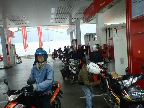 Ngisi BBM dibantu petugas? DiSPBU ini tidak berlaku saudara-saudara……