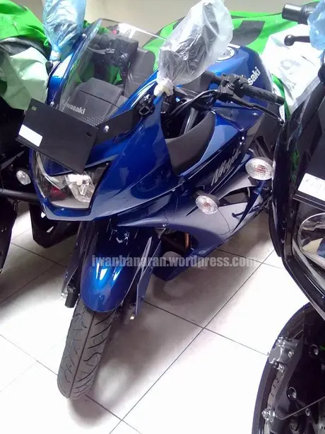 Varian warna baru Kawasaki Ninja 250r….keren juga
