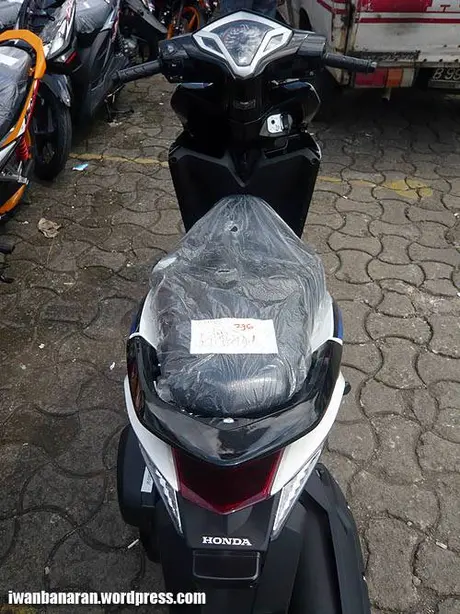 Penasaran gambar detil Honda Vario 125PGM-FI?. Monggo diintip… —