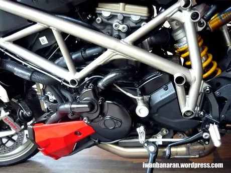Berangkat kuliah naik Ducati. Wiihhh mantep euy