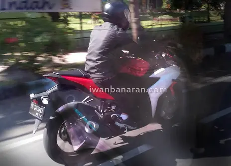 Yamaha R25 (2)