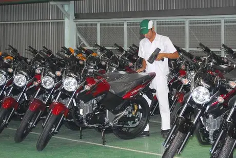 Warna dan striping baru Honda Tiger. Hhhmm, keren juga kayaknya… —