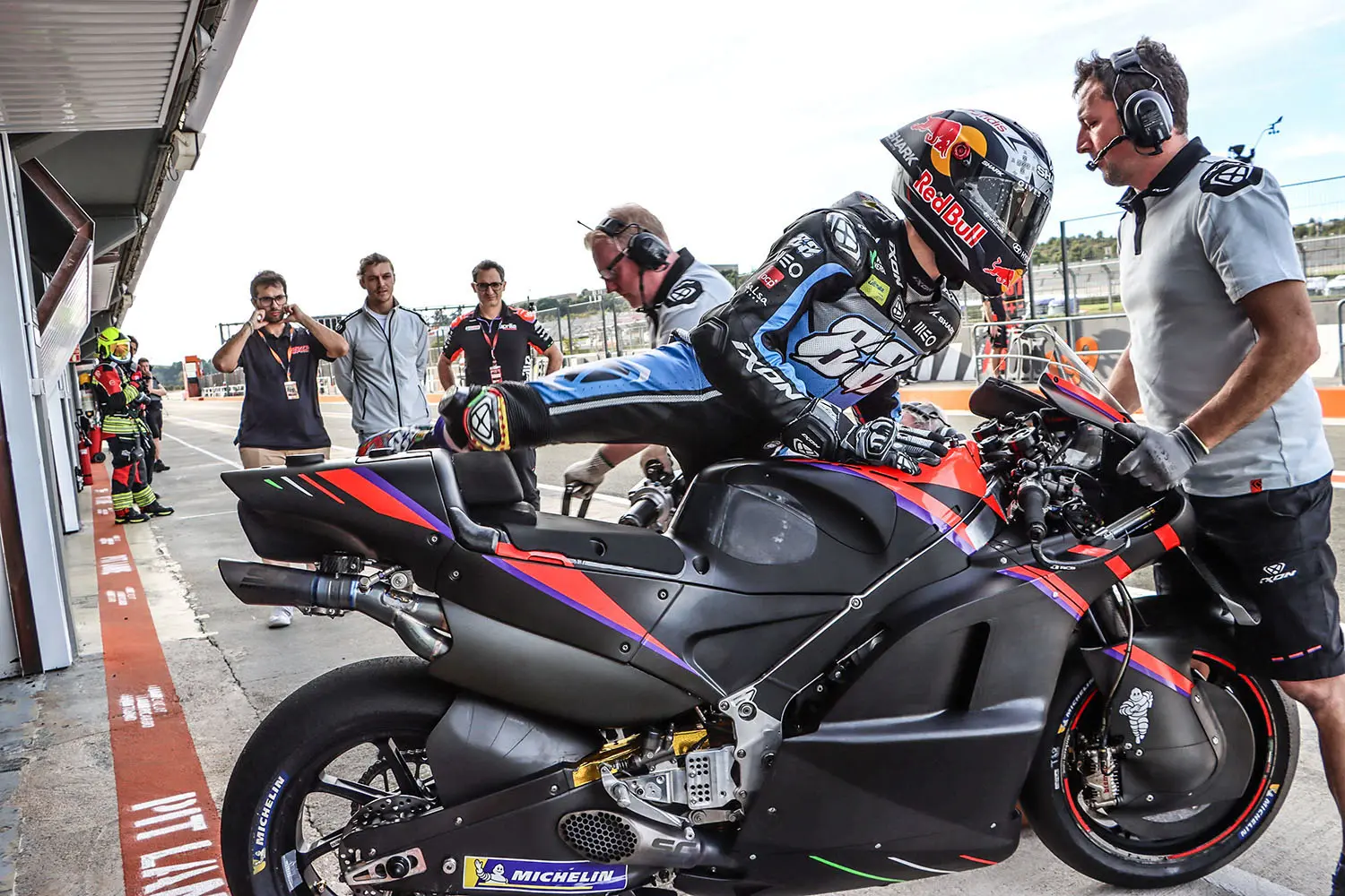 Miguel Oliveira kaget jajal Aprilia RS-GP ” kayak motor 250cc ! “