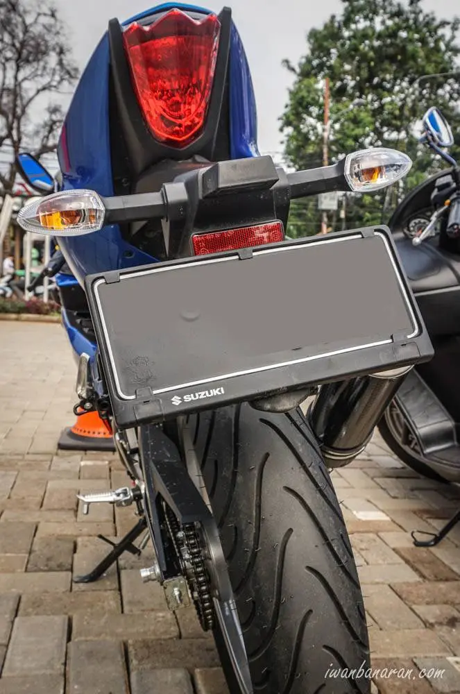 Foto Suzuki GSX-R150 ketika ban belakang dijejali ukuran 140