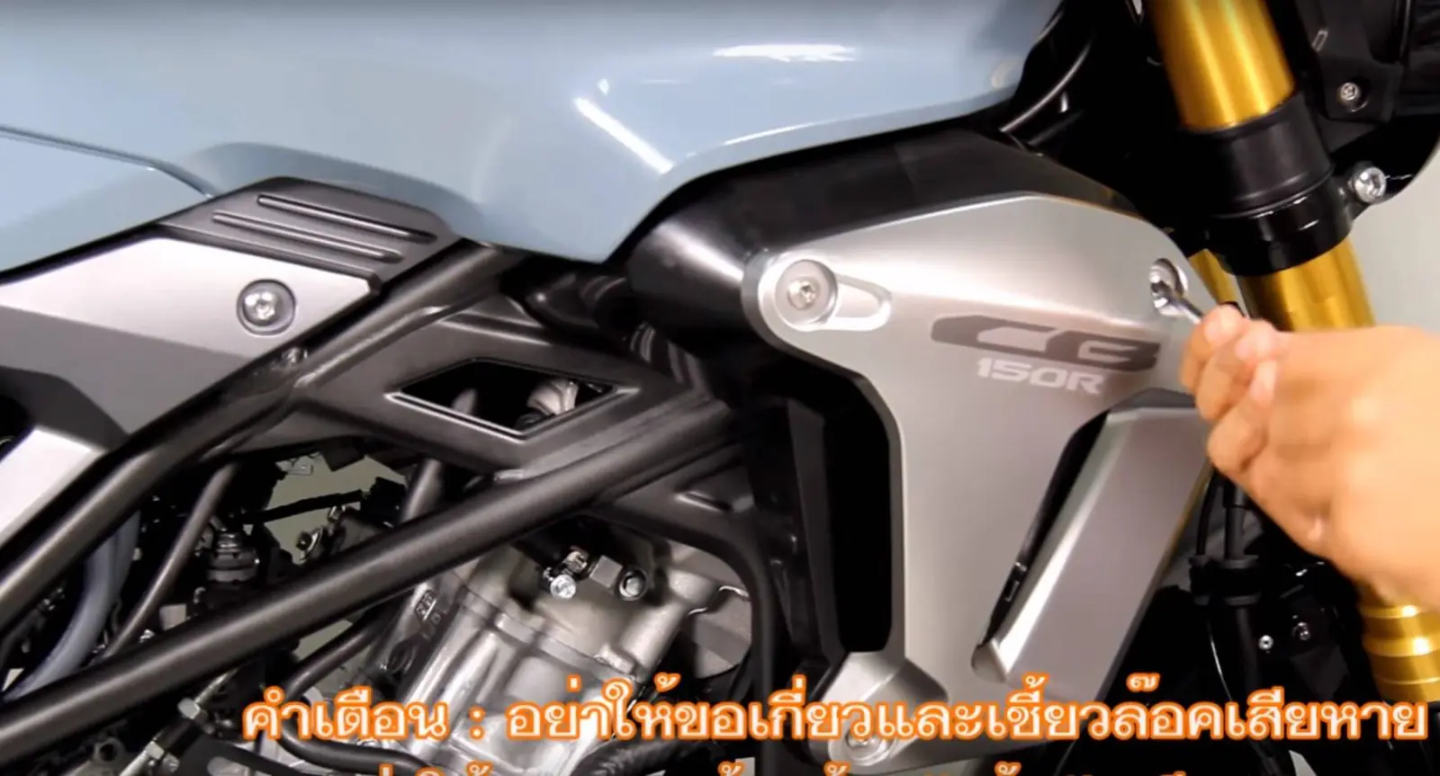Membongkar Body Honda CB150R Thailand, Aki jebule dibawah tanki