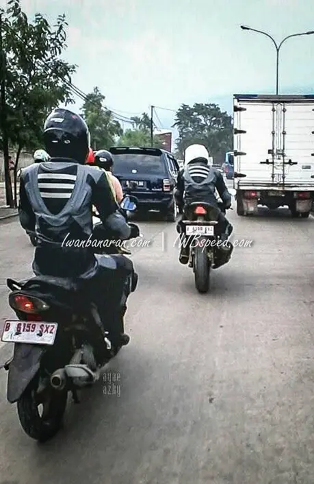 Yamaha R15 (2)
