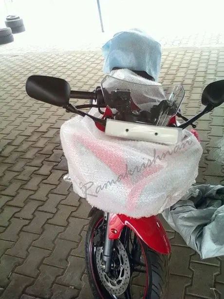 Potongan image new Yamaha YZF-R15 nongol lageee…