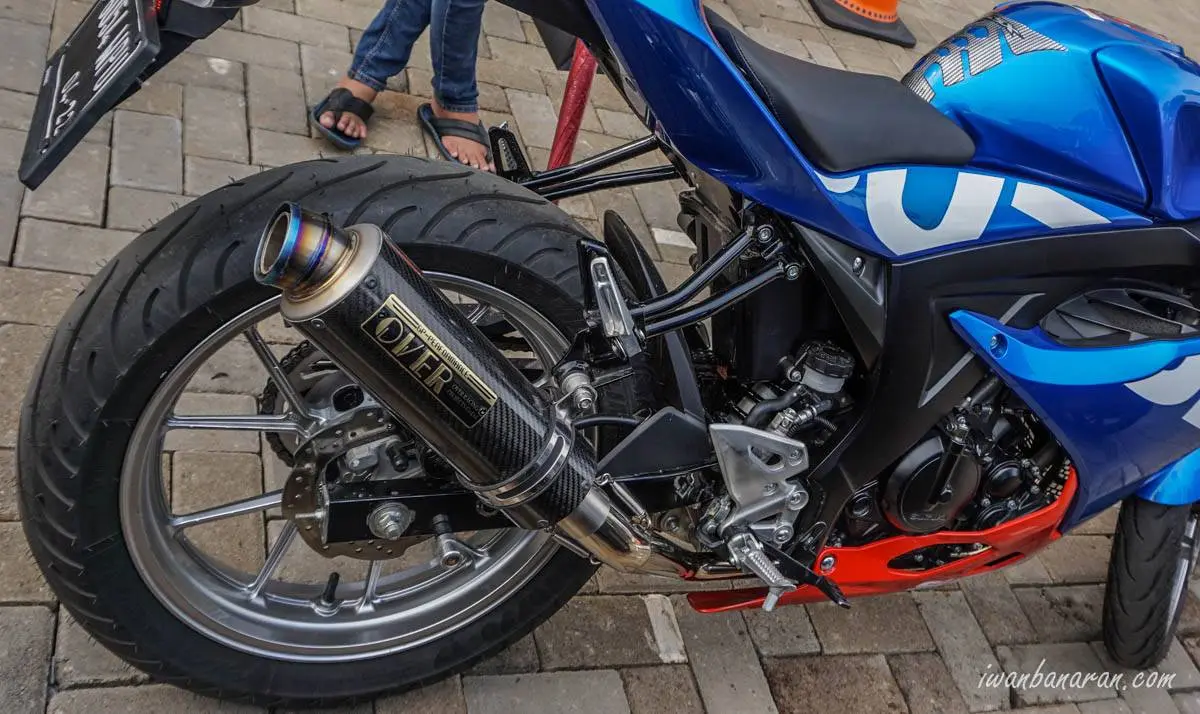 Foto Suzuki GSX-R150 ketika ban belakang dijejali ukuran 140