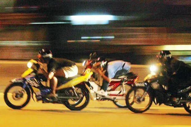 Biker 21 tahun ini dipenjara 14 bulan gara-gara aksi wheelie, moncrotttt