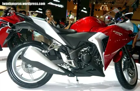 CBR250 right Bagaimana kans CBR 250r dalam menjegal Ninja 250r — ??