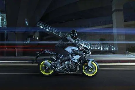2016-Yamaha-MT-10-action-07