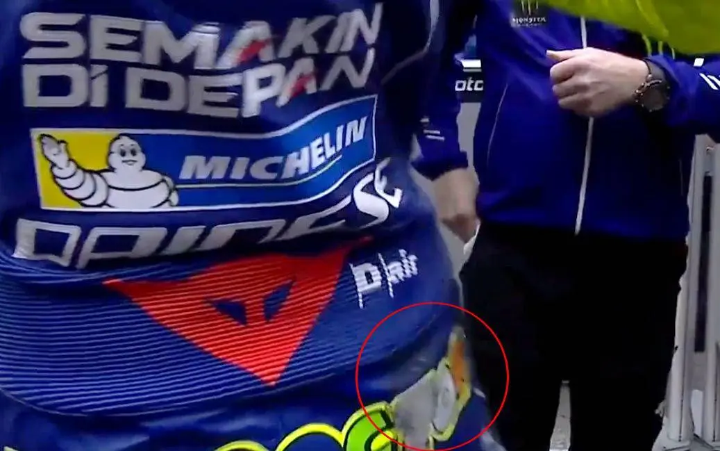 Video : Penampakan wearpack Rossi terkikis akibat ditabrak ban depan Zarco….