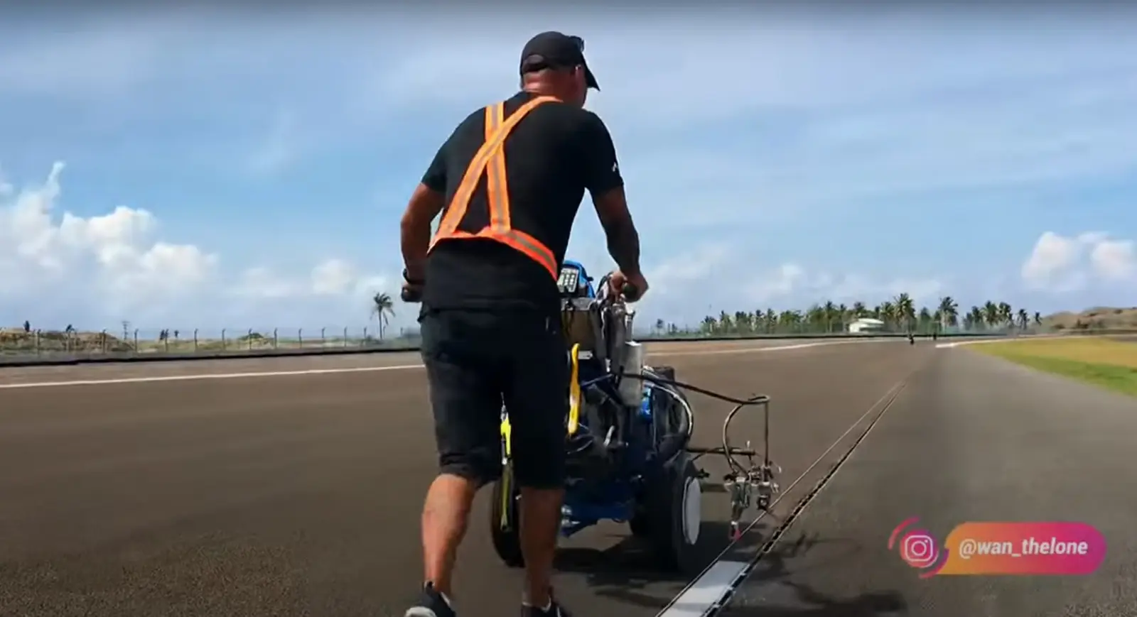 Begini proses pengecatan kerb Sirkuit Mandalika, canggih euy