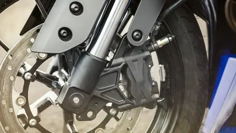2014-Yamaha-YZF-R125-EU-Race-Blu-Detail-009