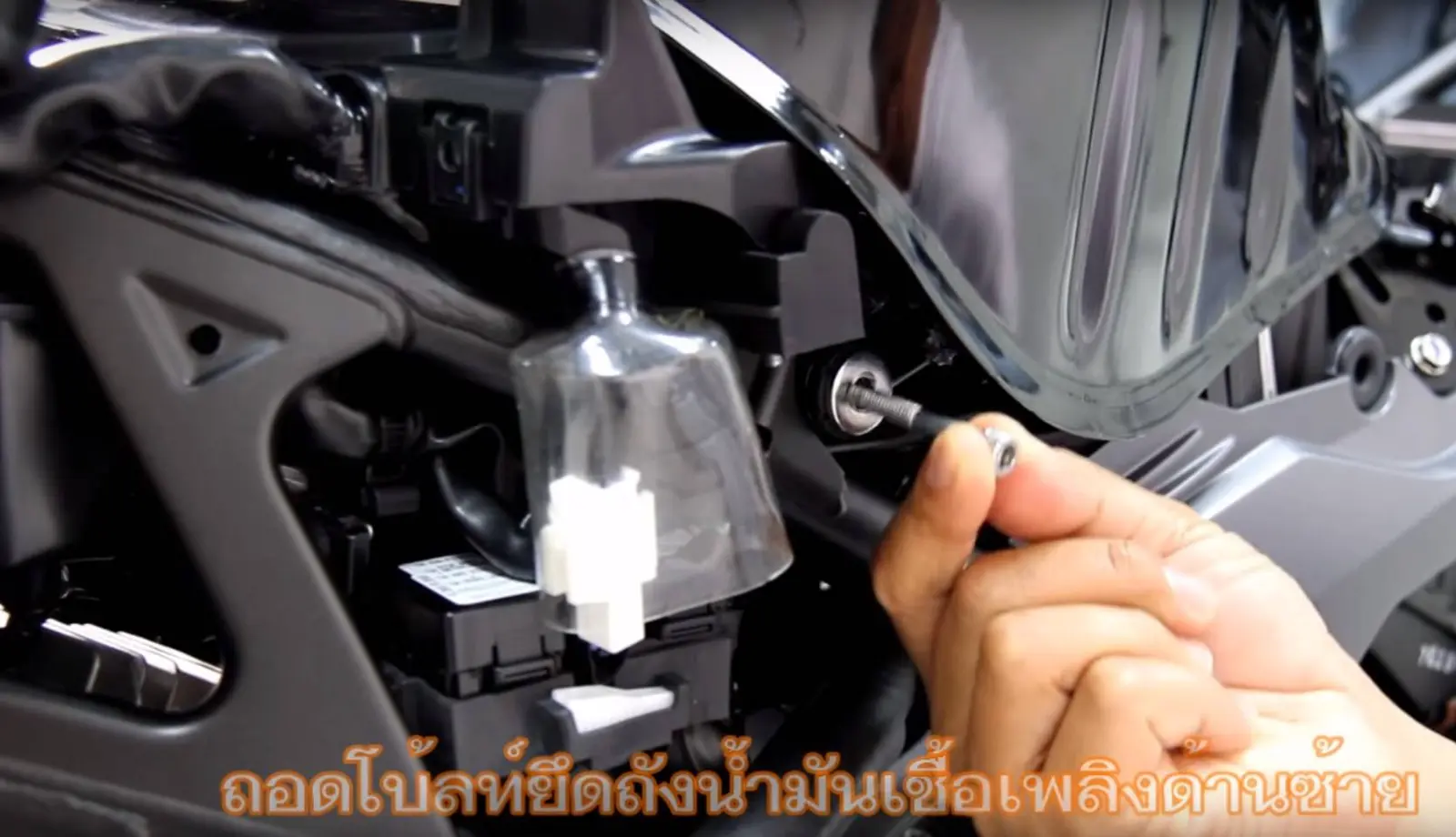 Membongkar Body Honda CB150R Thailand, Aki jebule dibawah tanki